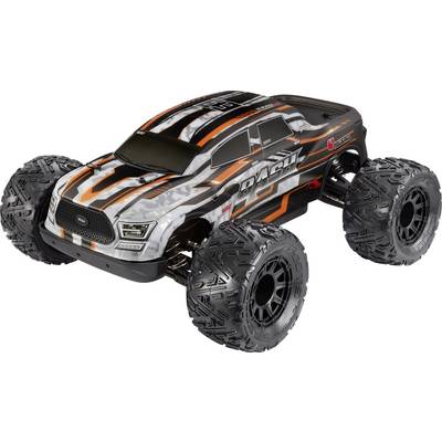 Daljinski upravljani modelni automobil u off-road dizajnu s velikim gumama i karoserijom u crno-narančasto-bijeloj boji.