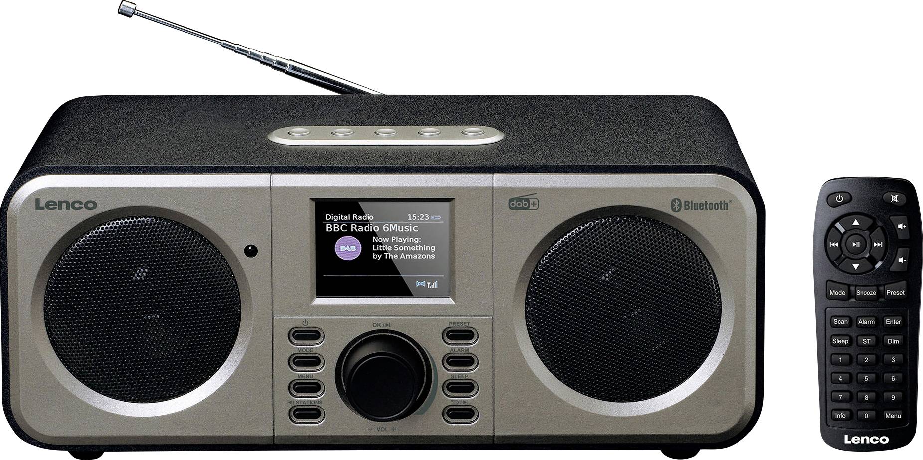 Radio s DAB+ prijemnikom i zaslonom koji prikazuje 'BBC Radio Music'. Pored radija je daljinski upravljač. Uređaj ima Bluetooth funkciju.