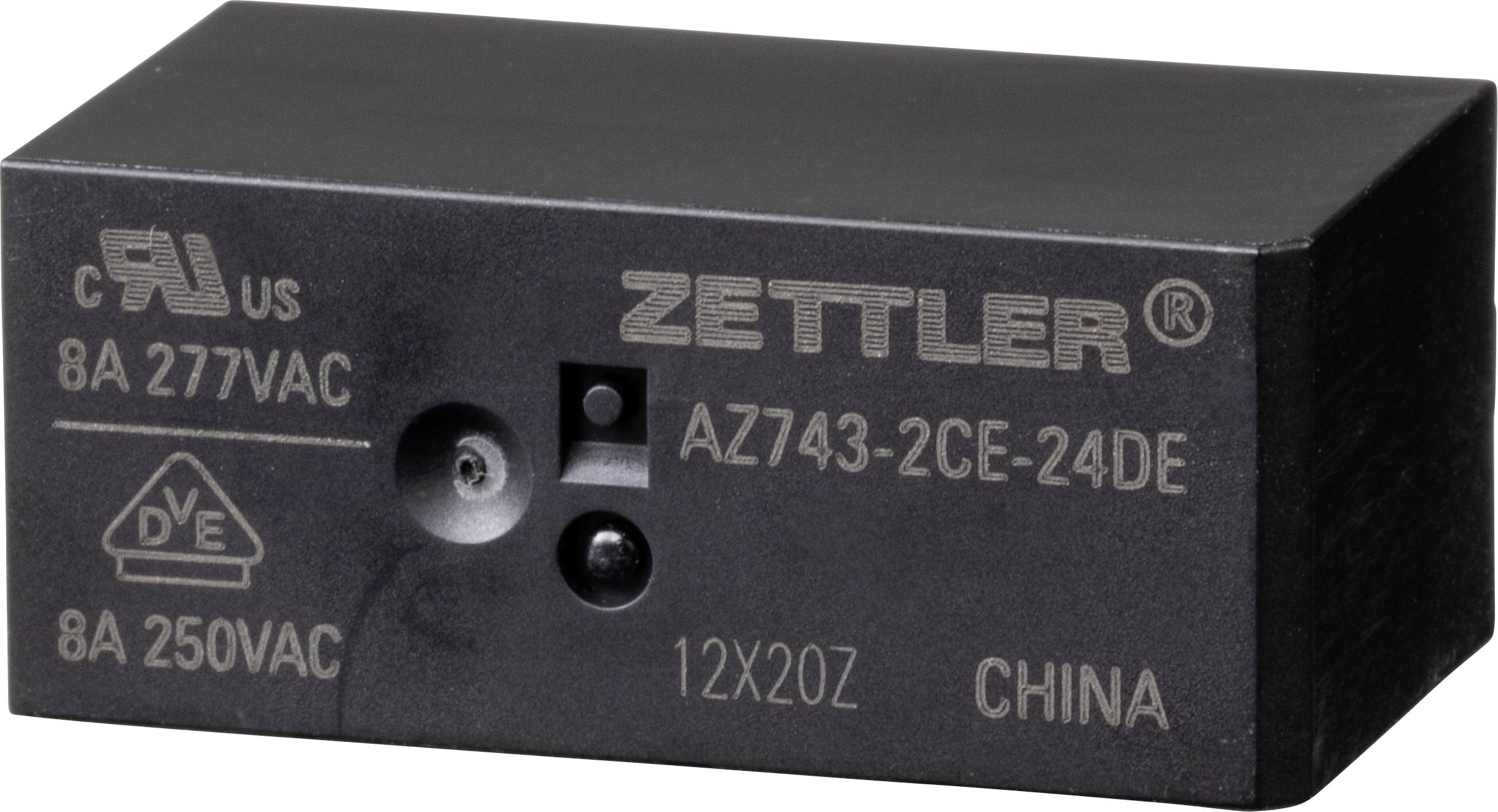 Crni električki relej od Zettlera s natpisom 'AZ743-2CE-24DE', prikazuje specifikacije poput '8A 250VAC'.