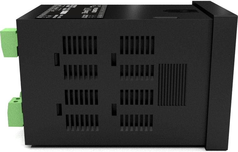 Crni elektronički uređaj s ventilacijskim otvorima, položen horizontalno. Vidljivi su zelenkasti priključni utikači.