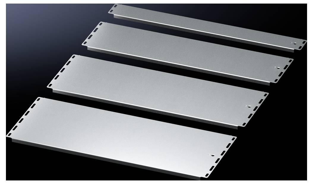 Četiri srebrne aluminijske ploče različitih veličina leže jedna do druge na crnoj pozadini.