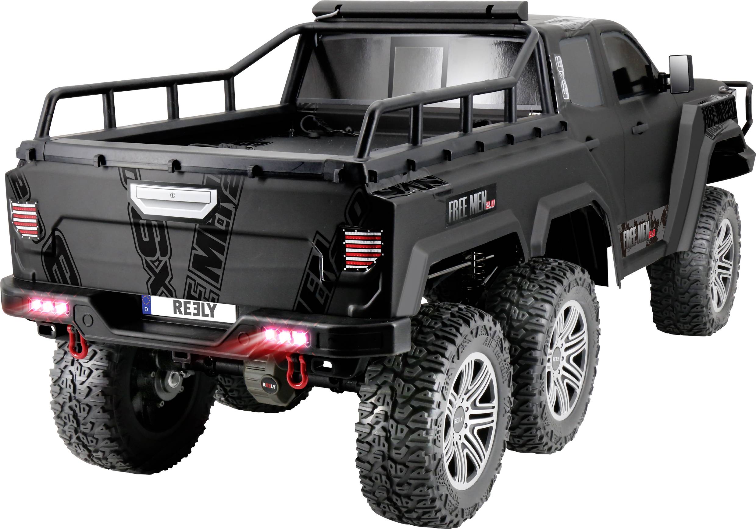 Crno daljinski upravljano modelno automobil terenskog stila s velikim gumama i crvenim stražnjim svjetlima, snimljeno sa strane.
