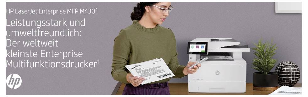 Žena koja drži ispisane stranice pored HP LaserJet Enterprise MFP M430f pisača, s njemačkim reklamnim tekstom koji promovira moćan, ekološki prihvatljiv, kompaktan multifunction pisač.