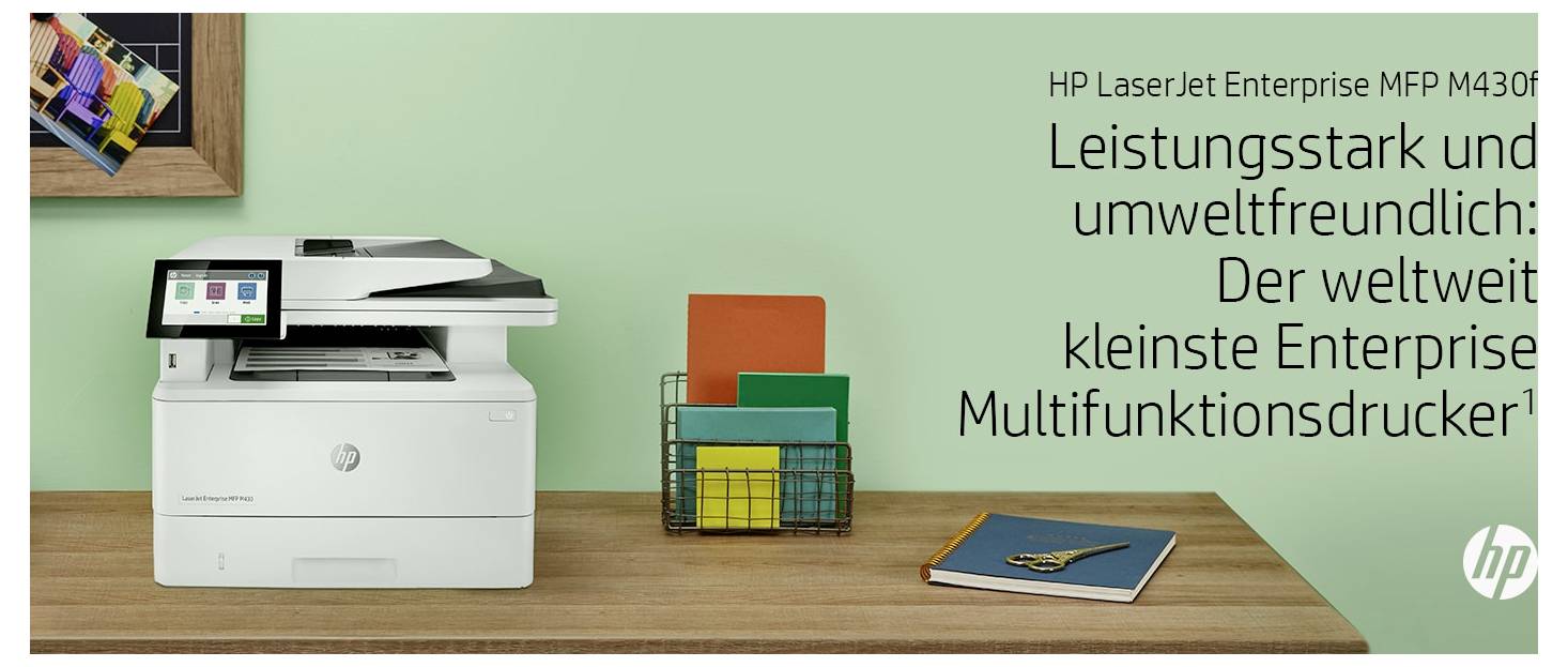 HP LaserJet Enterprise MFP M430f višenamjenski pisač na radnom stolu sa kancelariskim potrepštinama, pored njemačkog marketinškog teksta o tome da je moćan i ekološki prihvatljiv.
