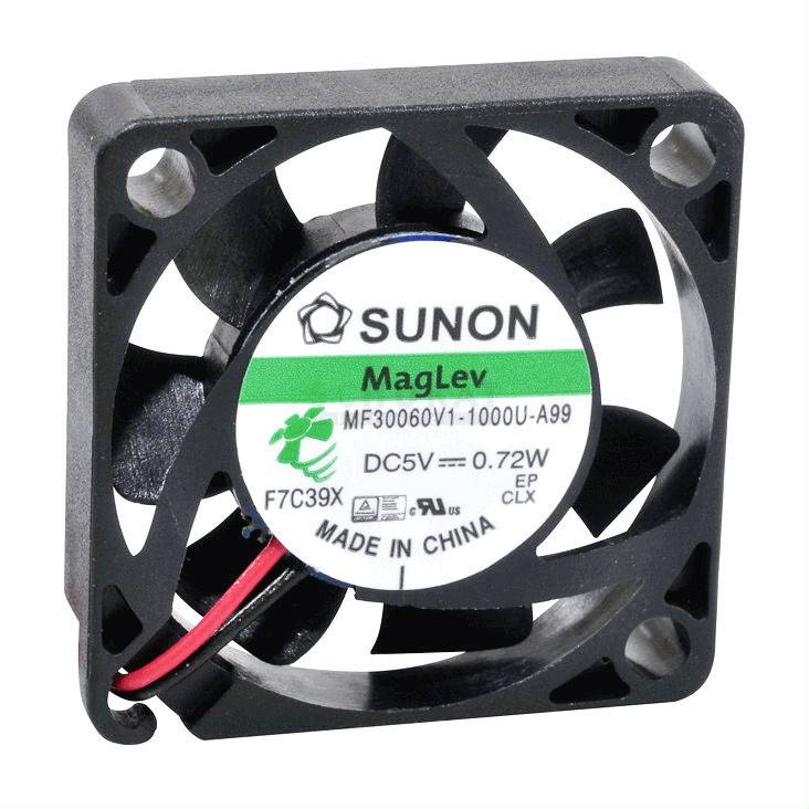 Mali ventilator s crnim kućištem i crveno-crnim kabelom. Naljepnica prikazuje marku 'Sunon', model 'MagLev', DC5V, 0,72W.