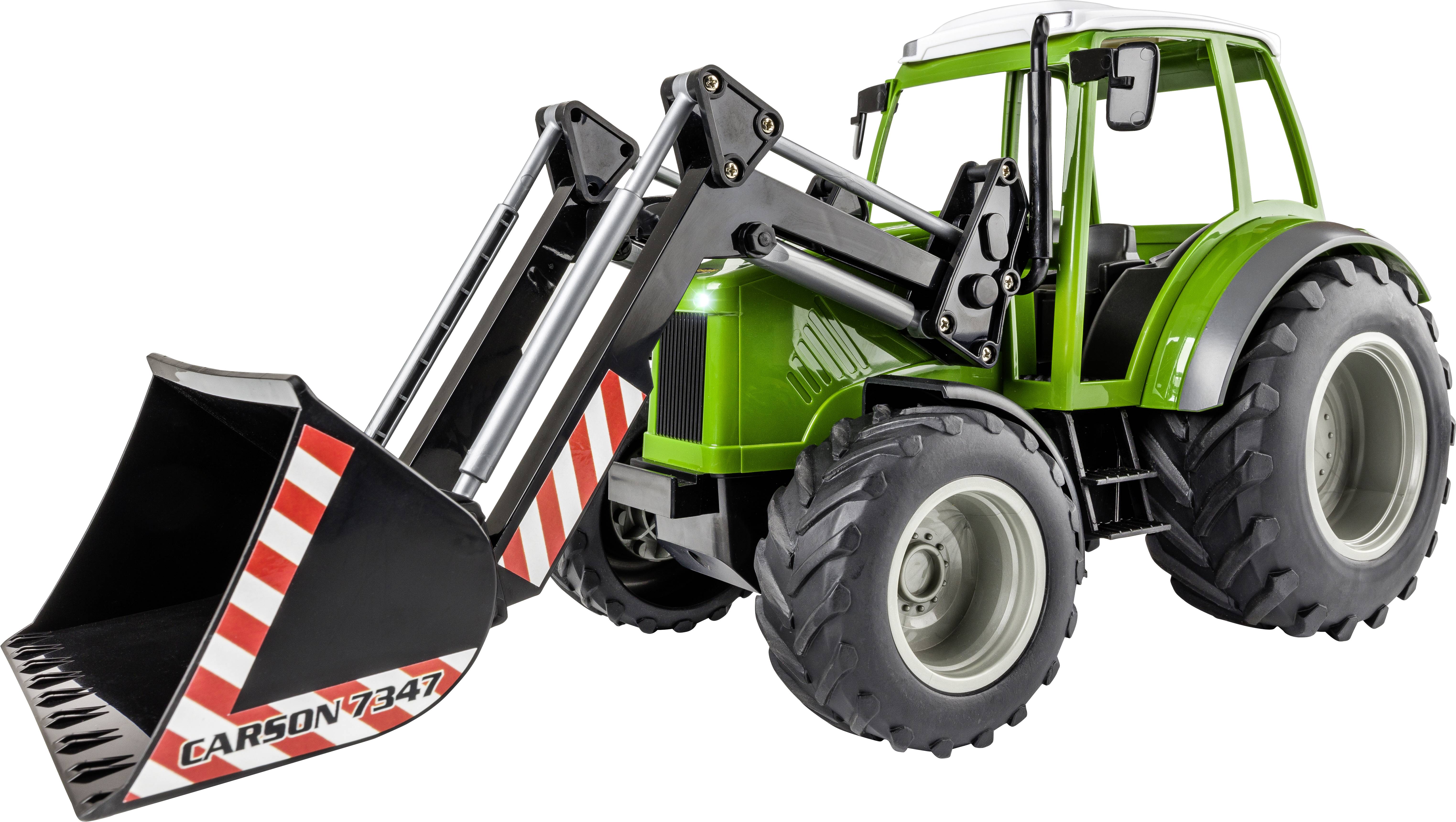 Zeleni traktor s prednjim utovarivačem i velikim gumama, prikazan sa strane. Na košari je napisano 'Carson 7347'.