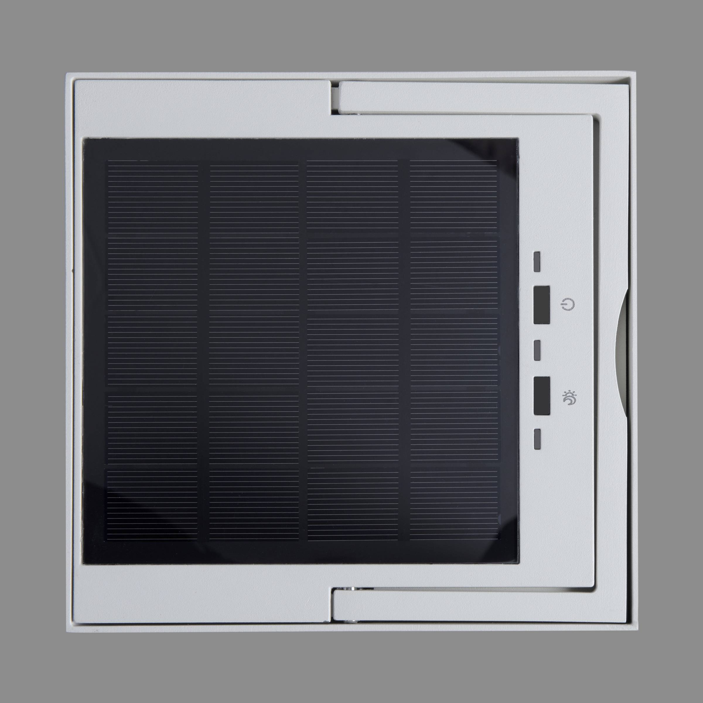 Kvadratni solarni panel u bijelom kućištu s vidljivim priključcima.