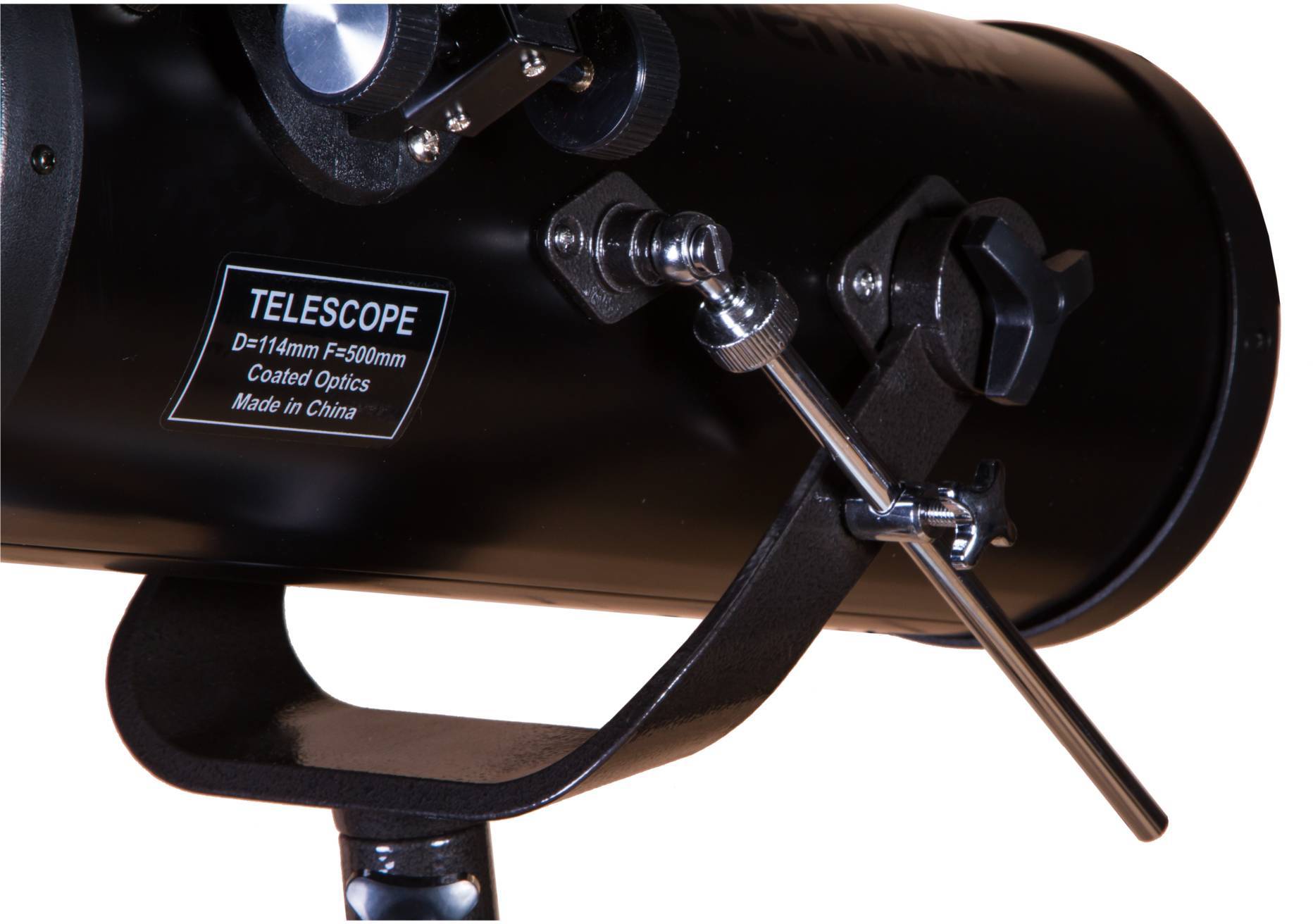 Detaljan snimak teleskopa s crnim tubusom. Natpis pokazuje: 'TELESKOP D=114mm F=500mm Presvučena optika Napravljeno u Kini'.