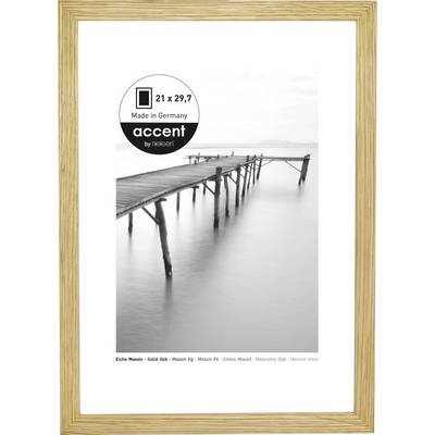 Drveni most se proteže u mirnu vodu. Desno gore naljepnica: '21 x 29,7, Made in Germany, accent by Nielsen'.