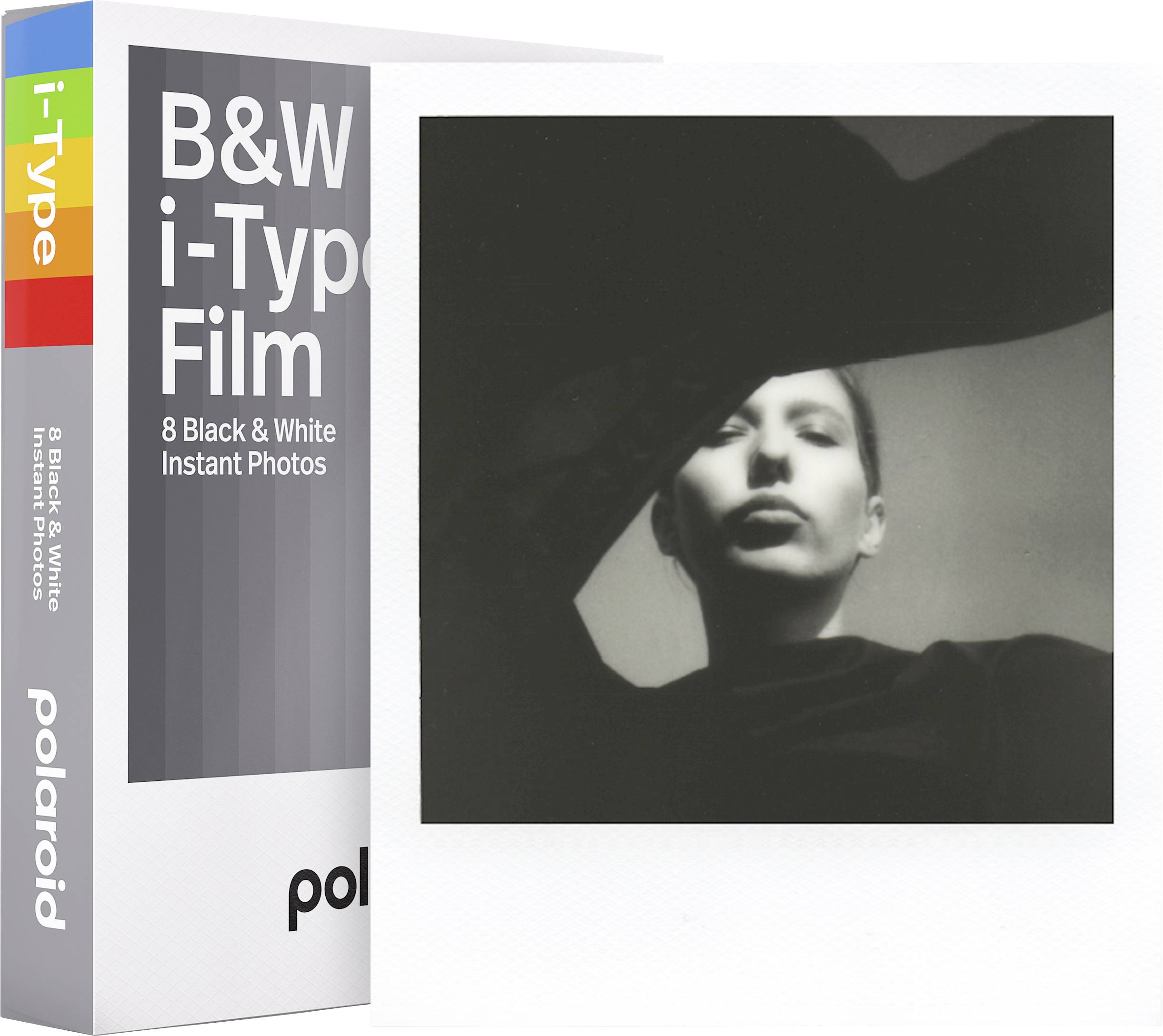 Crno-bijela fotografija osobe s kutijom Polaroid B&W i-Type filma u prvom planu. Kutija sadrži 8 crno-bijelih trenutnih fotografija.