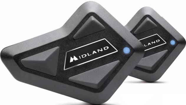 Dva crna Bluetooth komunikacijska uređaja marke 'Midland' s plavom LED indikacijom, postavljeni dijagonalno.