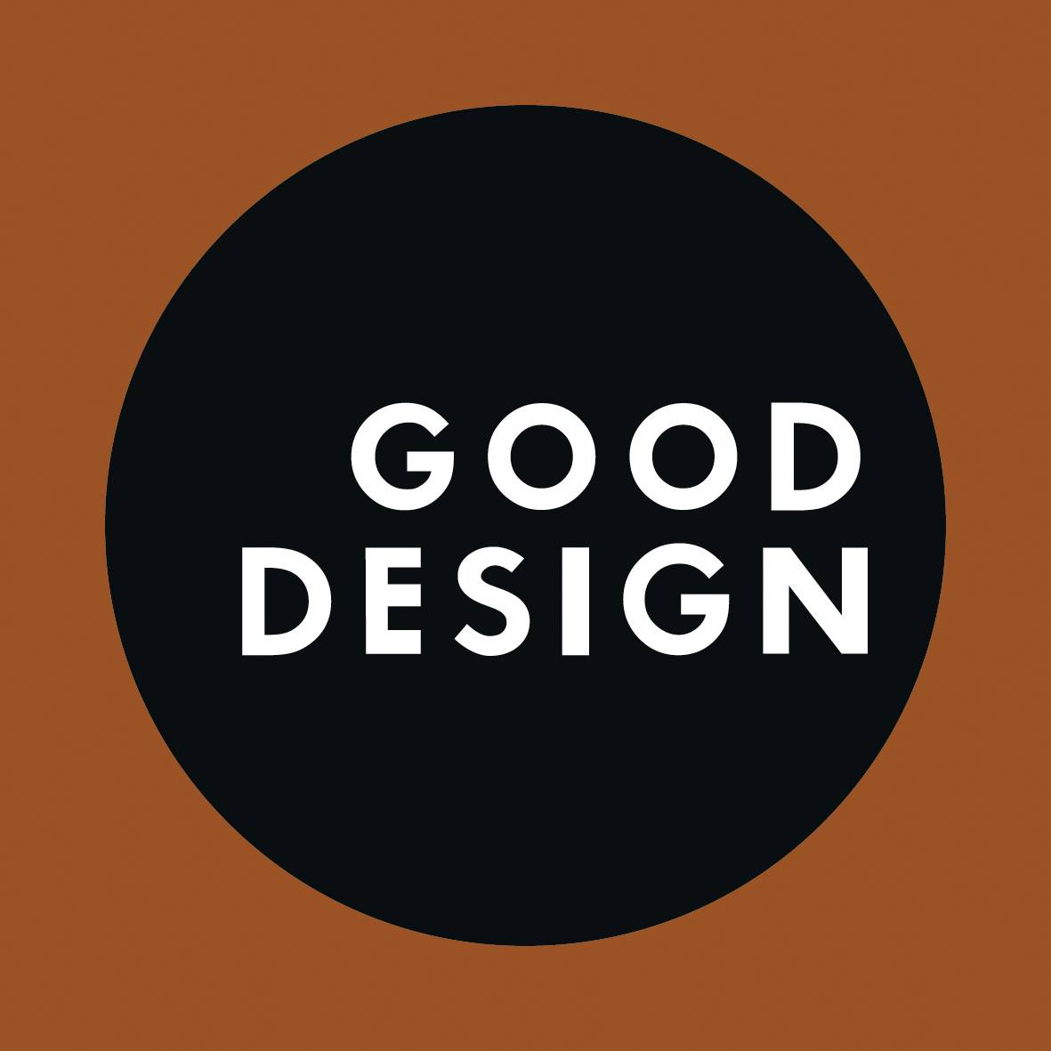Krug na smeđoj pozadini s natpisom 'GOOD DESIGN' bijele boje.