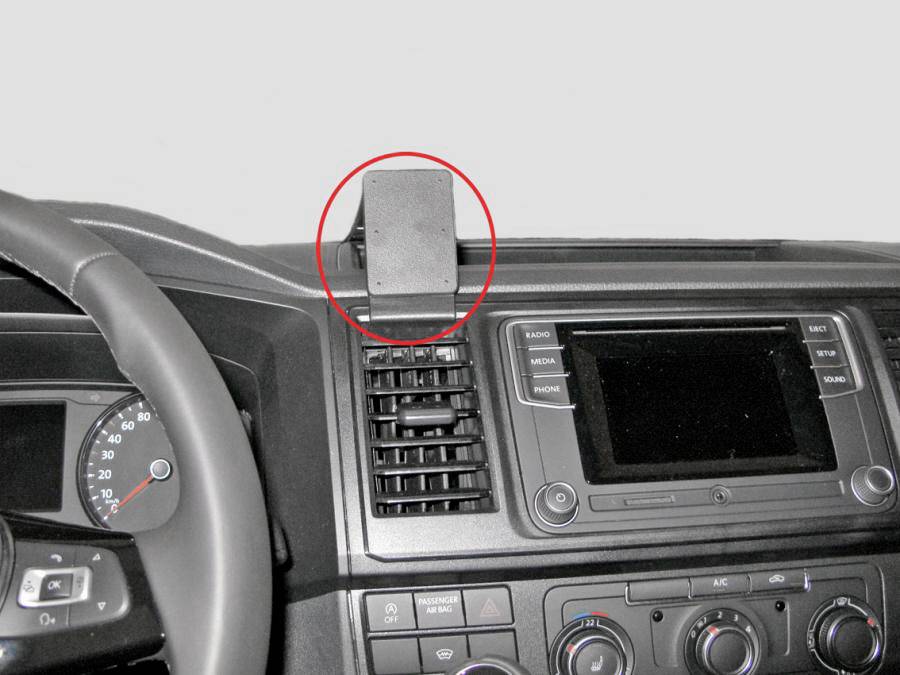 Nosač navigacijskog uređaja u automobilu, centralno montiran na instrumentnoj ploči. Lijevo su vidljivi volan i brzinomjer.