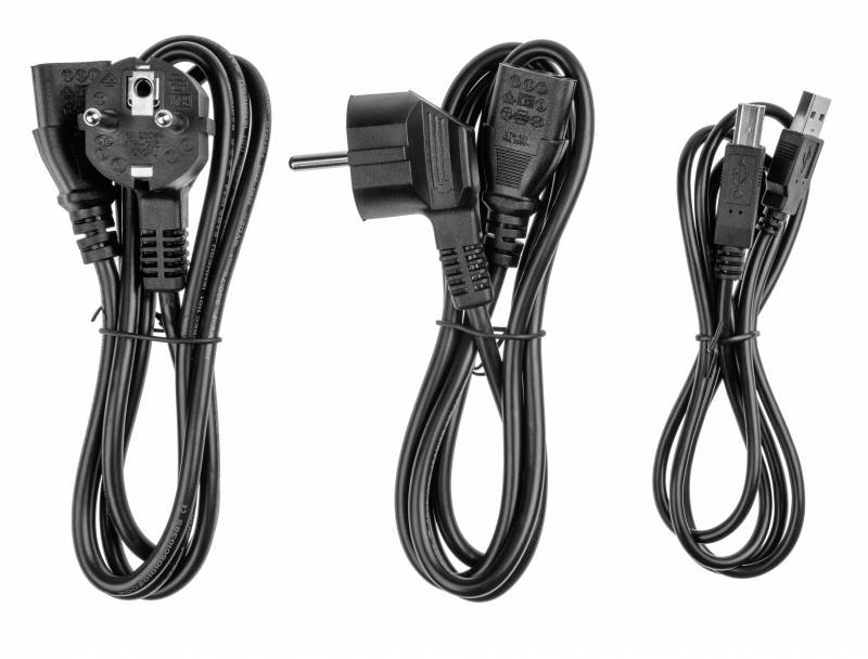 Tri kabela: Euro utikač, Schuko utikač i USB kabel, svi crni i povezani. Koriste se za različite električne uređaje.