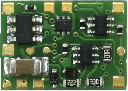Zelena tiskana pločica s nekoliko čipova, otpornika i lemnih mjesta. Vjerojatno služi za elektronički sklop.