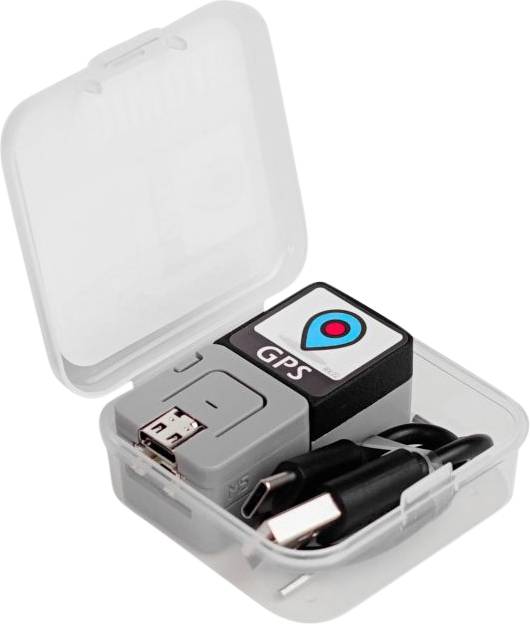USB GPS prijemnik u prozirnoj kutiji, pored njega kabel za punjenje.
