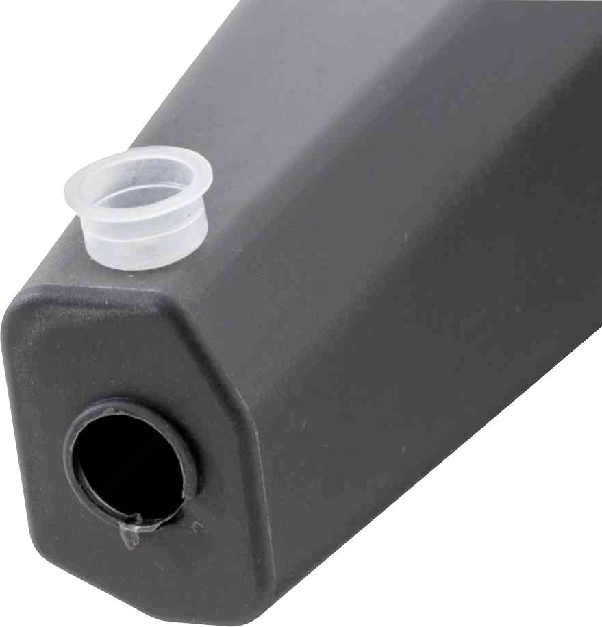 Crni spremnik s otvorenim vijčanim poklopcem na gornjem kraju. Spremnik je postavljen u kosini.