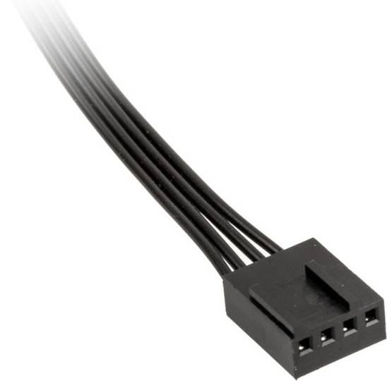 Crni utikač s pet pinova, povezan s nekoliko crnih kabela, služi za spajanje elektroničkih komponenti.