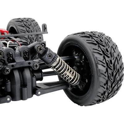 Bliski kadar daljinski upravljanog automobila s fokusom na prednji kotač i ovjes. Vidljivi detaljni mehanički elementi.