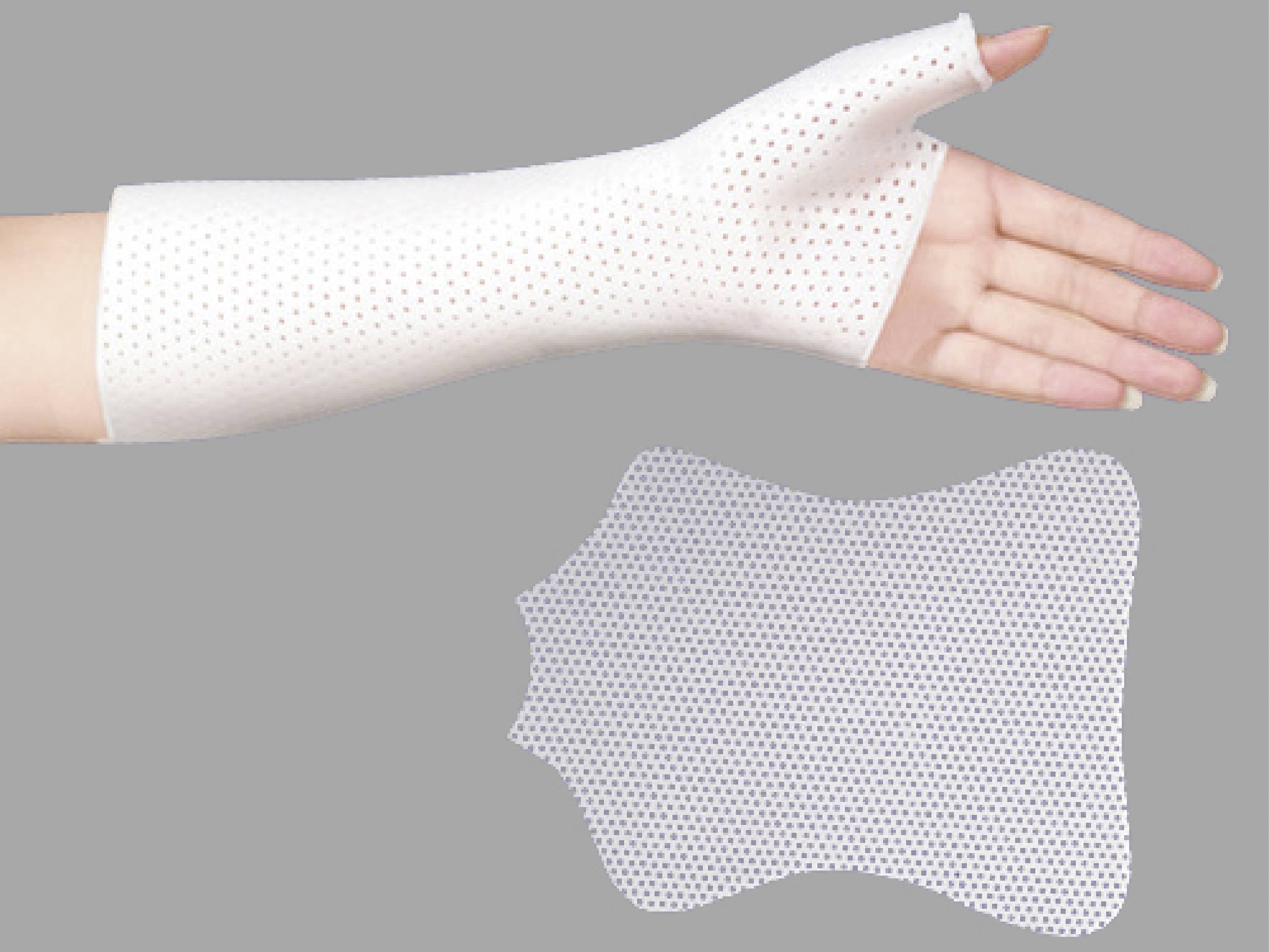 Jedna ruka nosi perforiranu, bijelu termoplastičnu ortozu koja pridržava podlakticu. Pored nje, jedna neoblikovana ortoza za usporedbu.