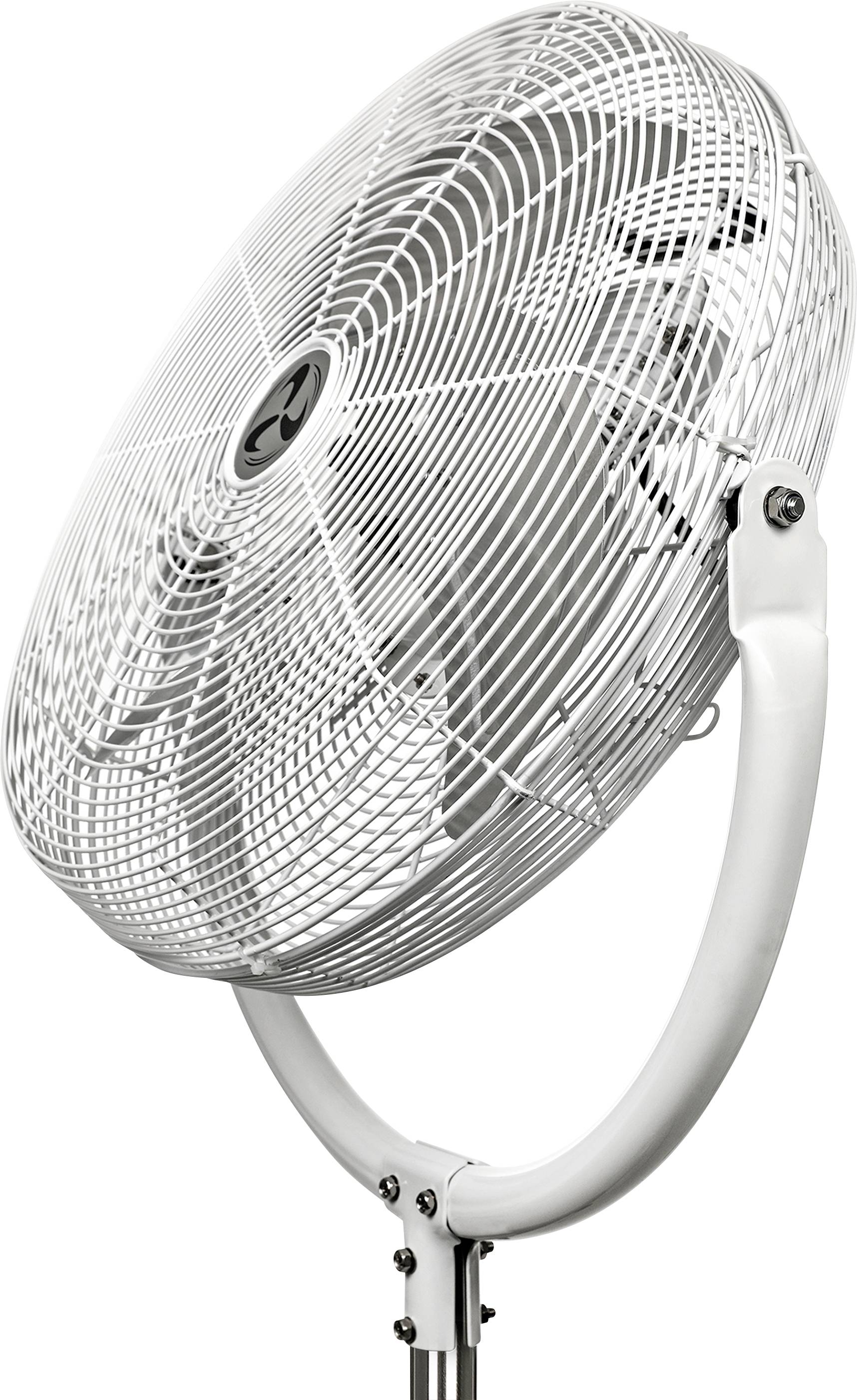 Bijeli stolni ventilator s zaštitnom rešetkom, fotografiran u kosoj perspektivi sa strane, postavljen na stalku.