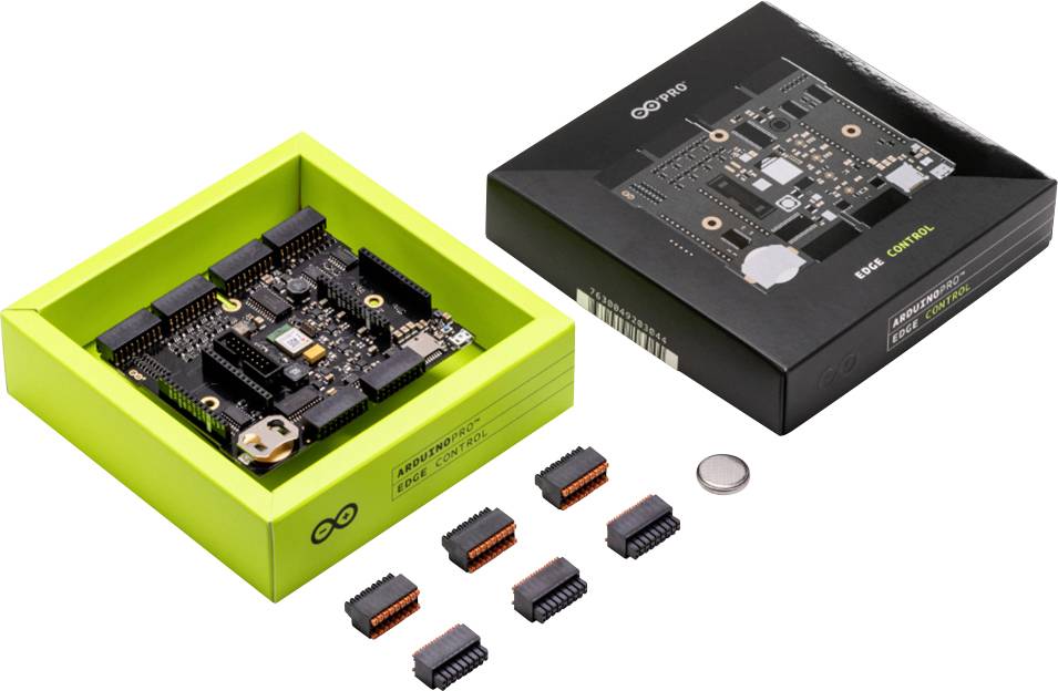 Arduino razvojni komplet s crnom pločicom, priključcima i baterijom, u zelenoj i crnoj ambalaži, na bijeloj pozadini.