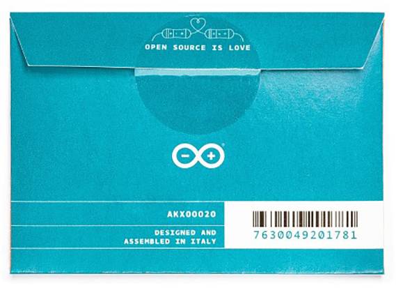 Tirkizna ambalaža s natpisom 'Open Source je ljubav', ispod toga Arduino logotip, serijski broj i barkod. Dizajnirano u Italiji.