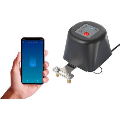Jedna ruka drži pametni telefon s otvorenom aplikacijom za upravljanje pametnim ventilskim regulatorom koji je prikazan pored uređaja.