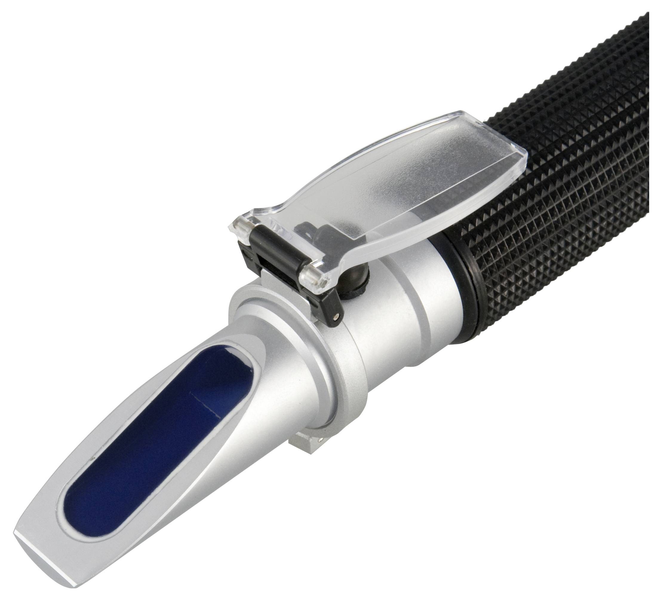 Detaljni snimak digitalnog refraktometra s crnom tekstuiranom ručkom i prozirnim šarkastim poklopcem, prikazan na bijeloj pozadini.