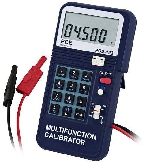 Ručni multifunkcionalni kalibratornis koji prikazuje 04500 na zaslonu, s priloženim crvenim i crnim mjernim vodičima.