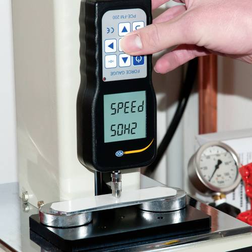 Digitalni mjerač sile mjeri djelovanje sile tijekom testa. Jedna ruka upravlja uređajem na mjernoj ploči.