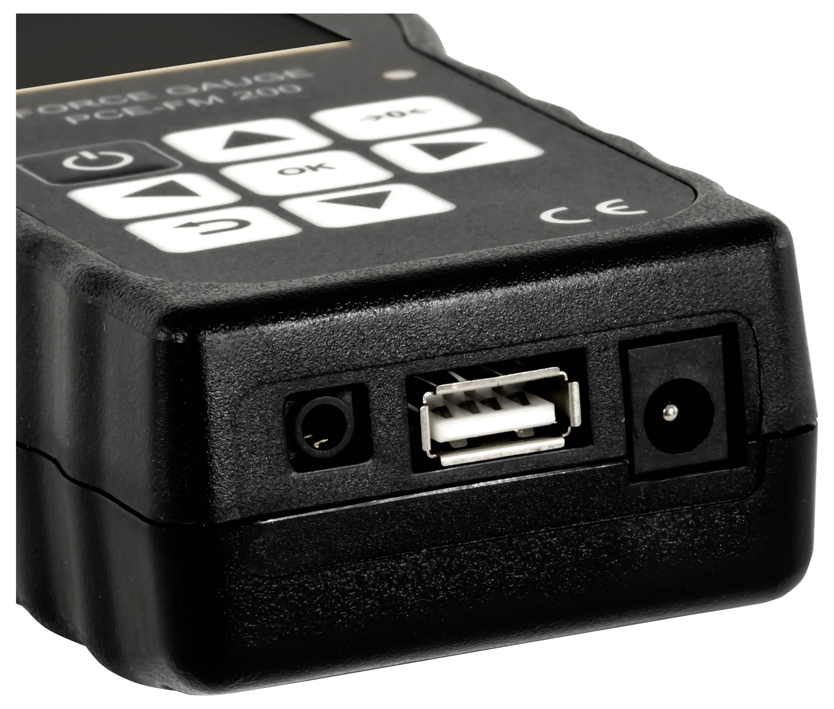 Close-up snimak crnog Canon punjača baterije/адаптера za napajanje koji pokazuje USB port, DC ulaznu priključnicu i konektor za napajanje.