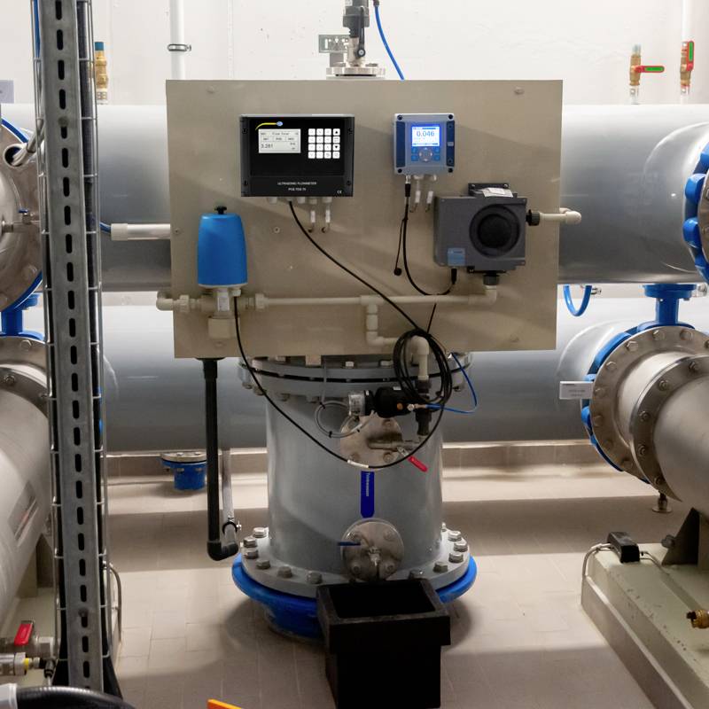 Industrijski pogon s velikim sustavom cijevi, instrumentima za nadzor i upravljanje. Ventili i pokazivači su vidljivi.