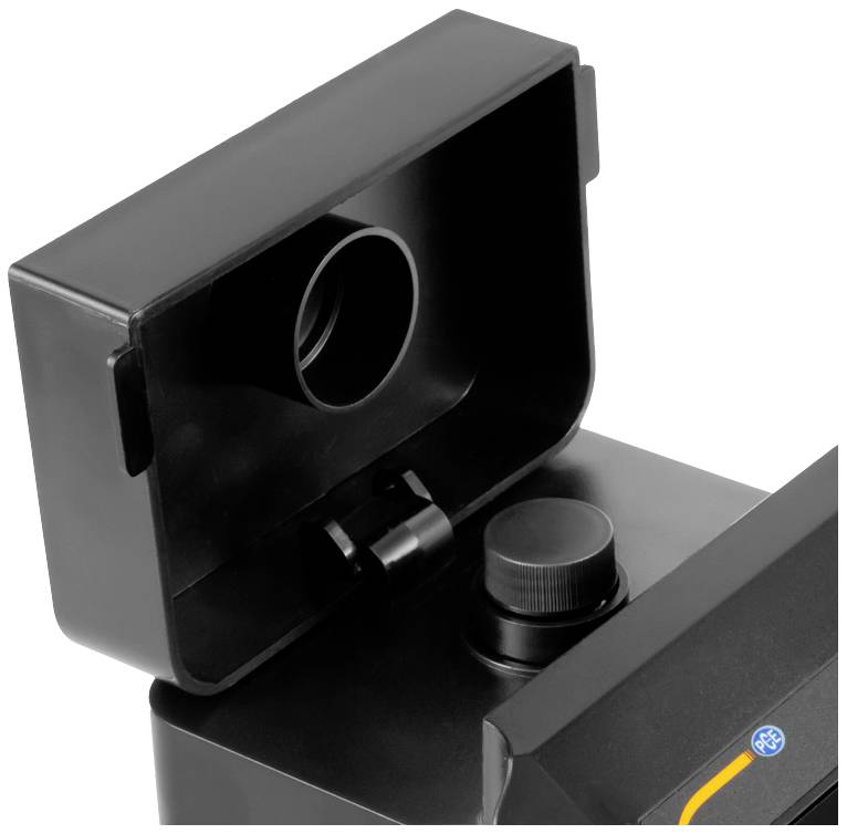 Bliski kadar crne naprave s kružnom lećom i okretnim gumbom, vjerojatno dio nekog tehničkog uređaja.