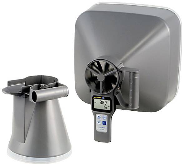 Dva anemometra za mjerenje brzine strujanja zraka i volumnog protoka. Jedan prikazuje digitalni zaslon s mjernim vrijednostima u kubnim metrima po satu.