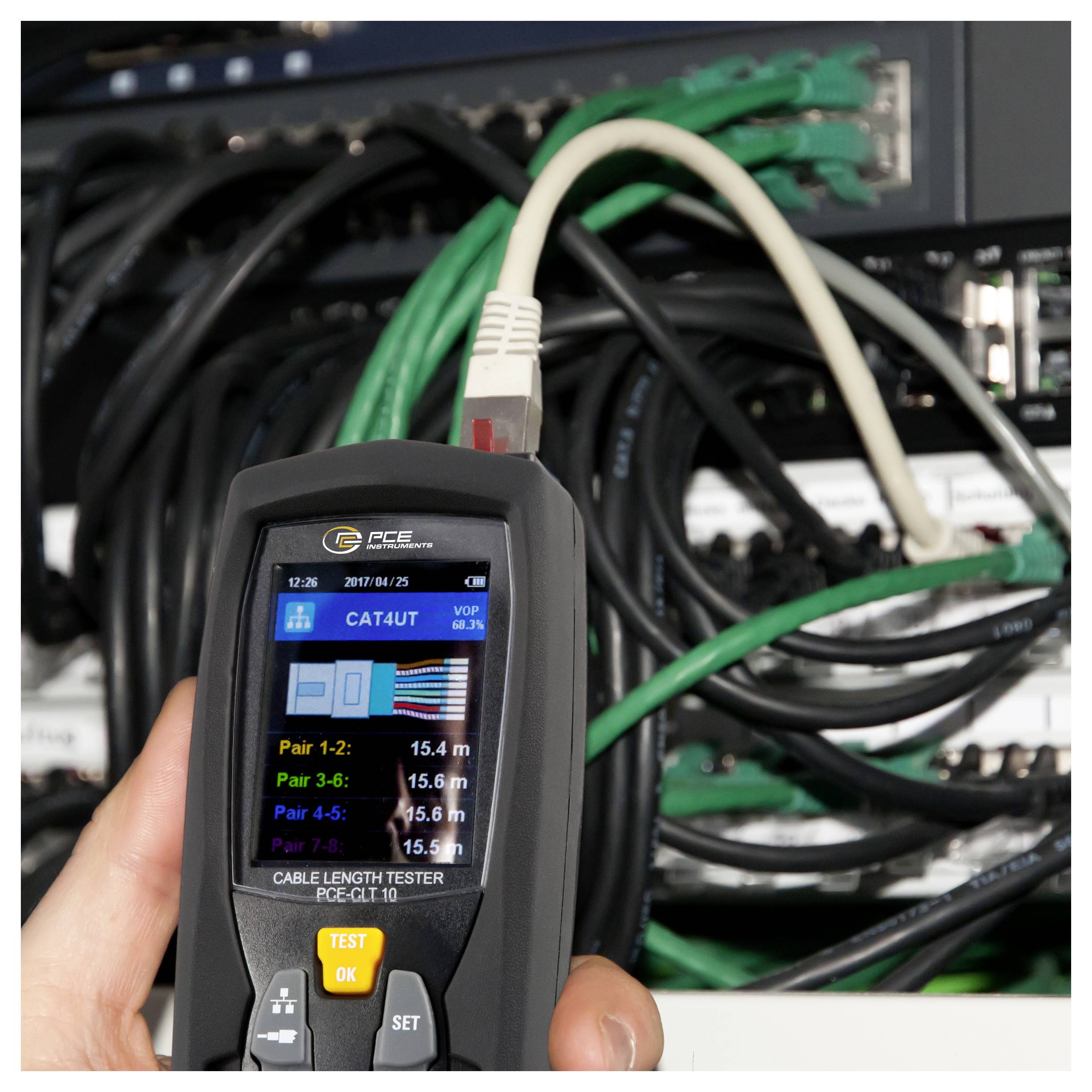 Ručni tester duljine kabela povezan na mrežni kabel u server raku, koji prikazuje CAT4 UTP i izmjerene duljine parova na zaslonu.