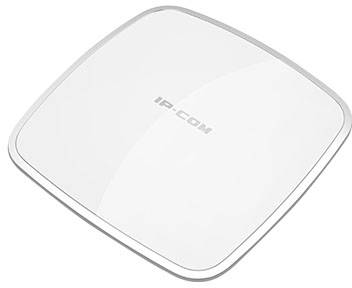 Pravokutni, bijeli WLAN router marke IP-COM, nizak i modernog dizajna, postavljen na bijeloj pozadini.