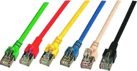 Šest mrežnih kabela u različitim bojama: zelena, crvena, žuta, plava, bež i crna, poredanih s lijeva na desno.