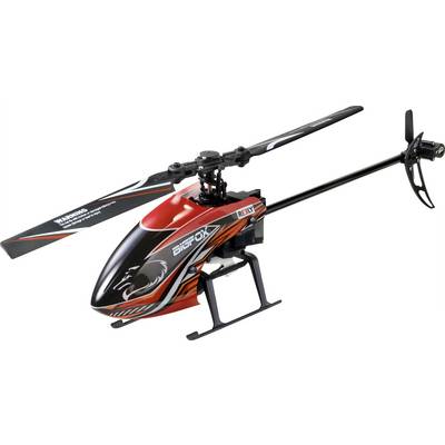 Mali crveni daljinski upravljani helikopter s crno-bijelim dizajnom, stoji na bijeloj pozadini.