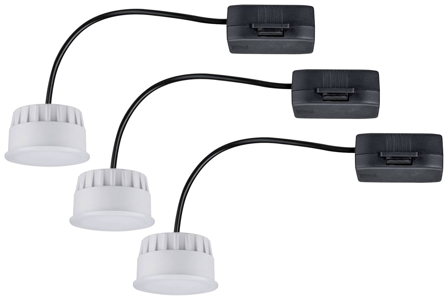 Tri crne stolne lampe s bijelim, okruglim sjenilima, povezane fleksibilnim krakovima. Idealne za precizno osvjetljenje na radnim stolovima.