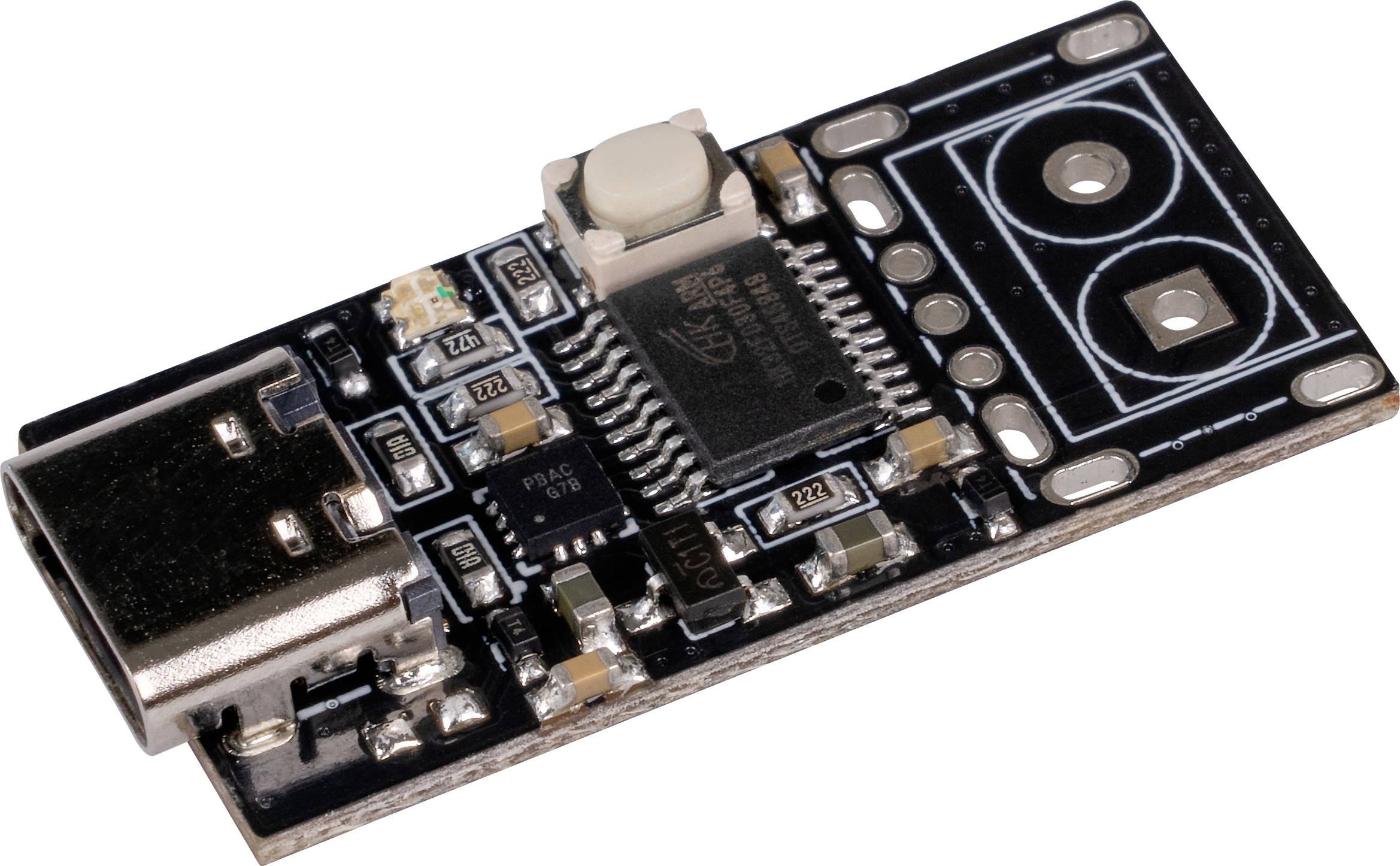 USB-C do UART adaptera s crnim dizajnom tiskane pločice i integriranim čipom u sredini.