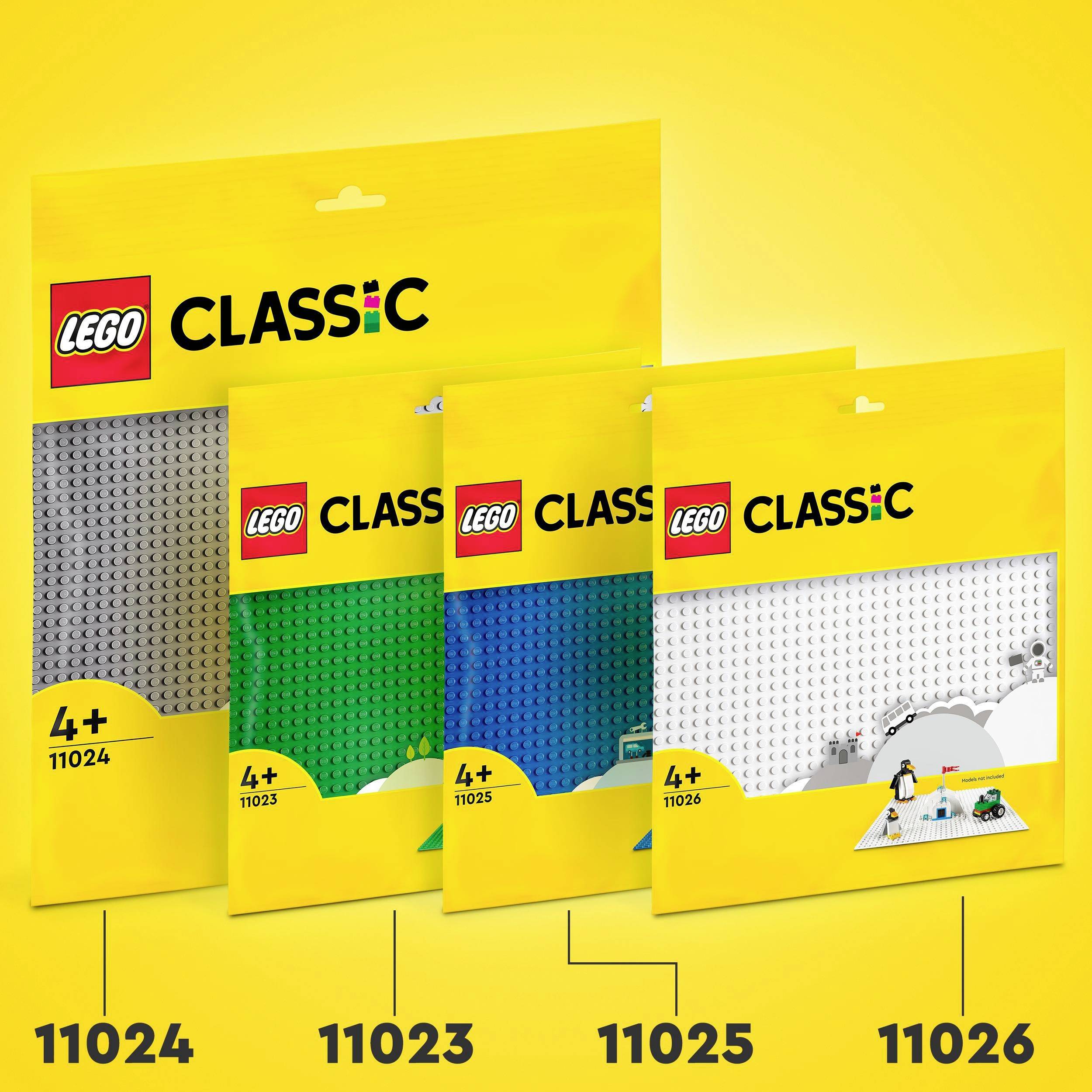 Tri LEGO Classic građevinske ploče u žutoj, zelenoj i plavoj boji postavljene jedna do druge na žutoj pozadini; vidljiva oznaka dobne granice '4+'.