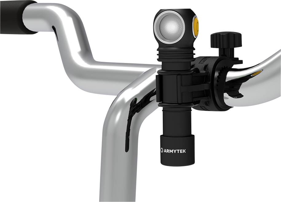 Upravljač bicikla s montiranom crnom ARMYTEK baterijskom lampom na prednjoj vilici.