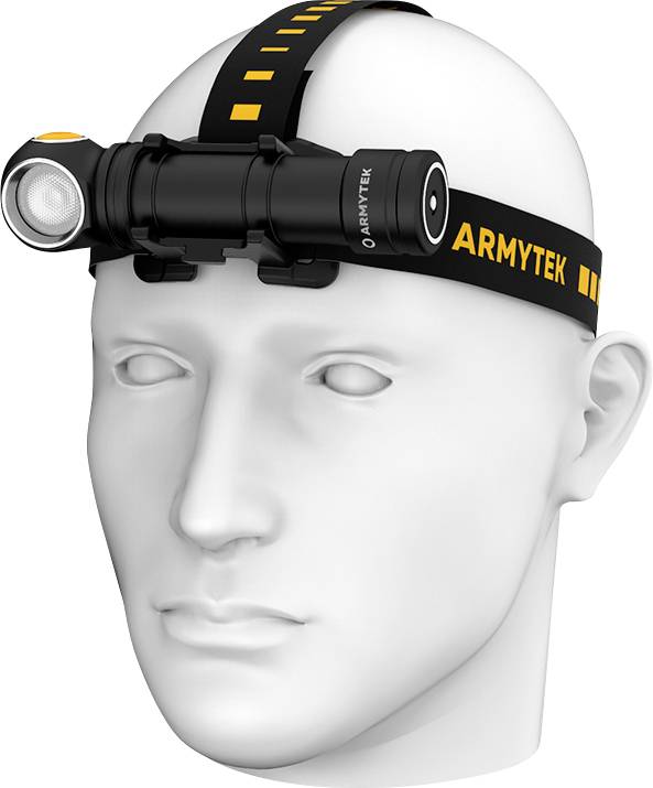 Modelna glava nosi čeonu lampu s podesivom trakom. Čeona lampa je crna sa žutim akcentima i ima natpis 'ARMYTEK' sa strane.