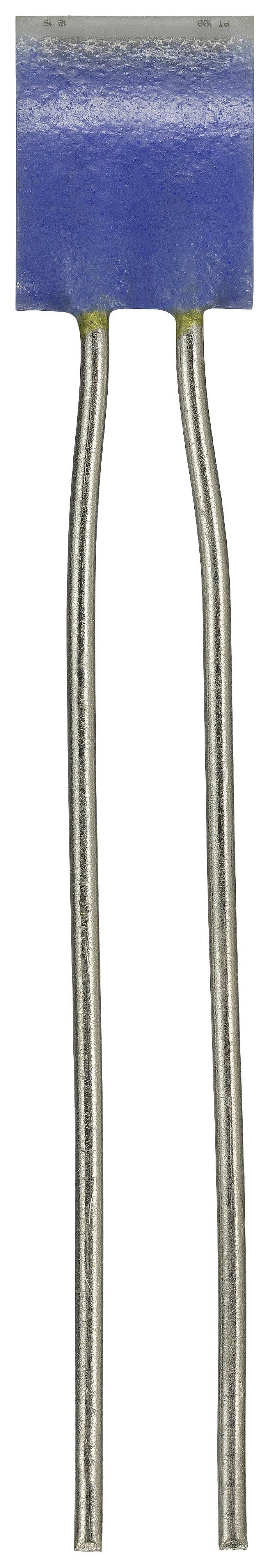 Plavi kondenzator s dugačkim metalnim priključcima, vertikalno postavljen. Glavna komponenta u elektroničkim sklopovima.