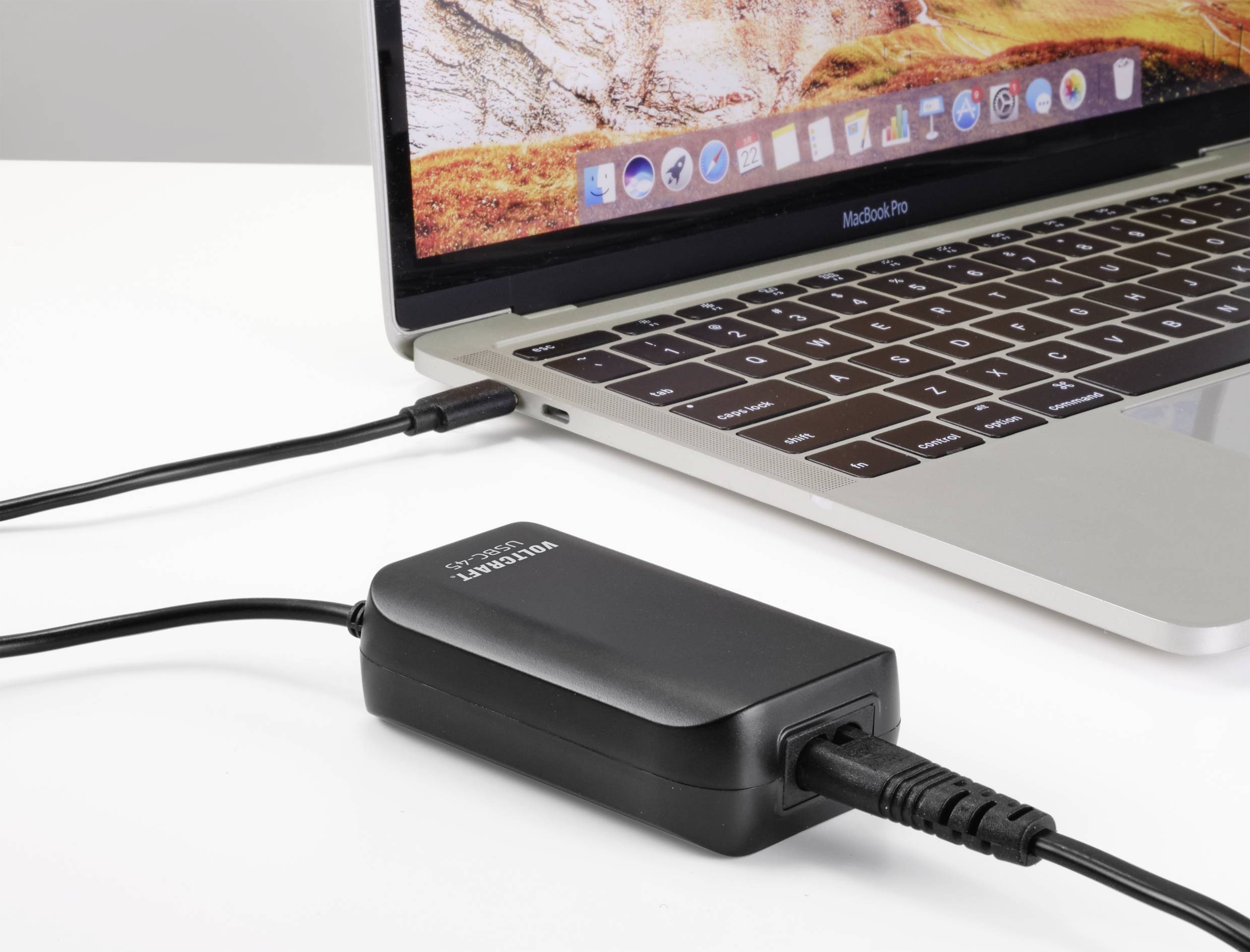 MacBook Pro je priključen na vanjski napajač. Napajač služi za napajanje prijenosnika putem USB kabela.