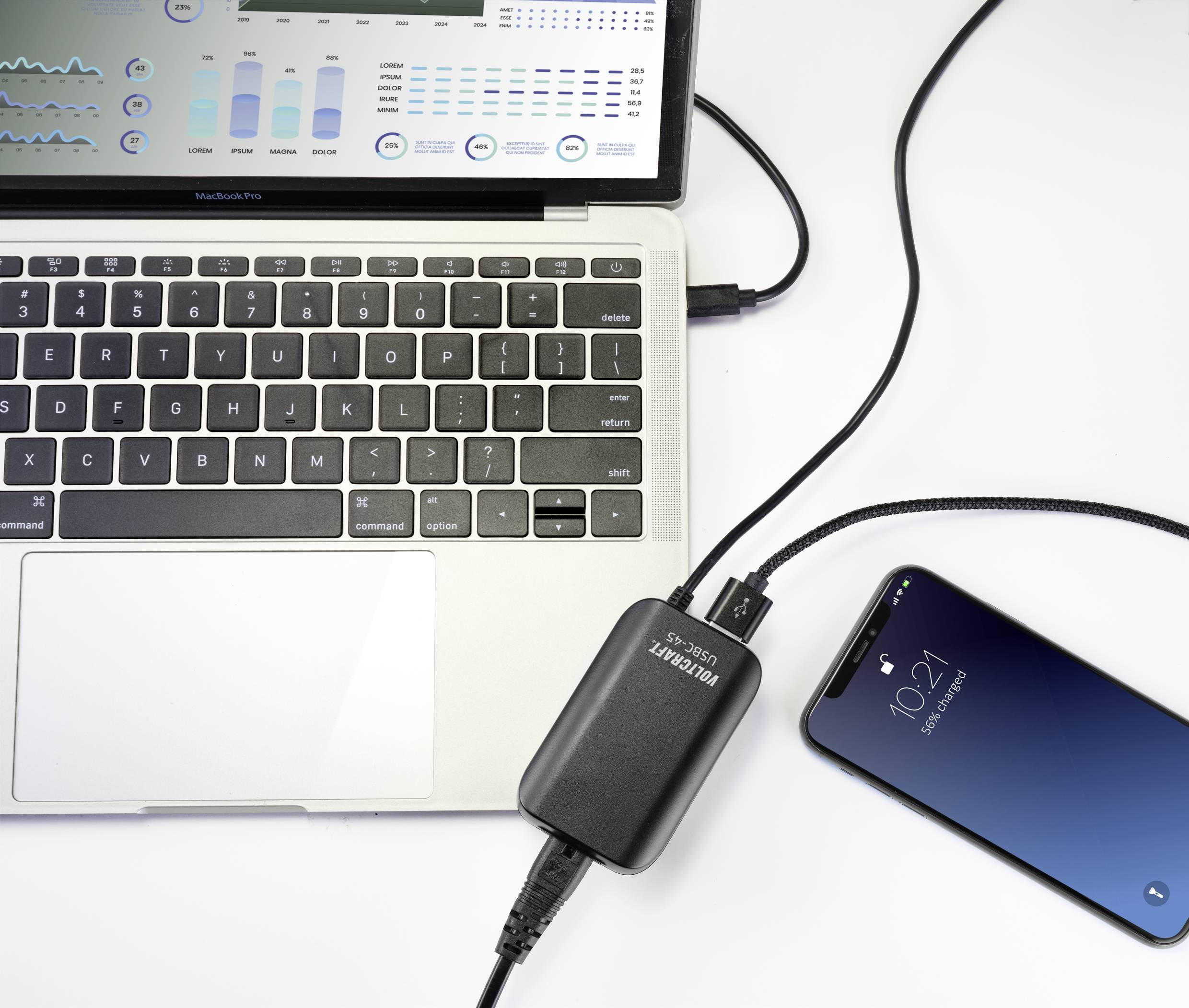 Prijenosno računalo putem USB kabela povezano je s pametnim telefonom koji se punjač. Na oba zaslona vidljivi su podaci i vremena.