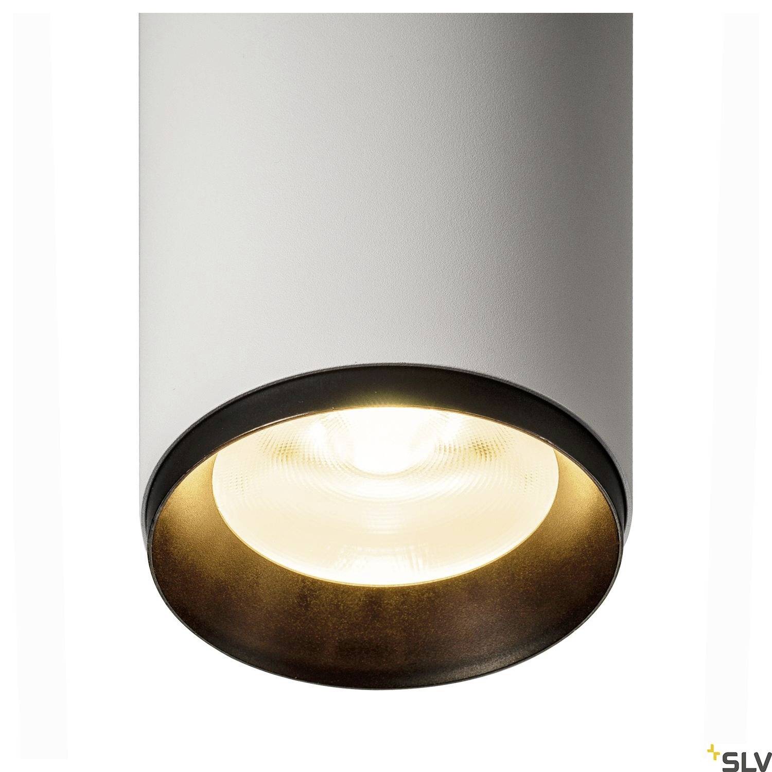 Cilindrična stropna lampa s crnim rubom koja svijetli prema dolje. Unutarnja površina je bijela, a svjetlo je toplo.