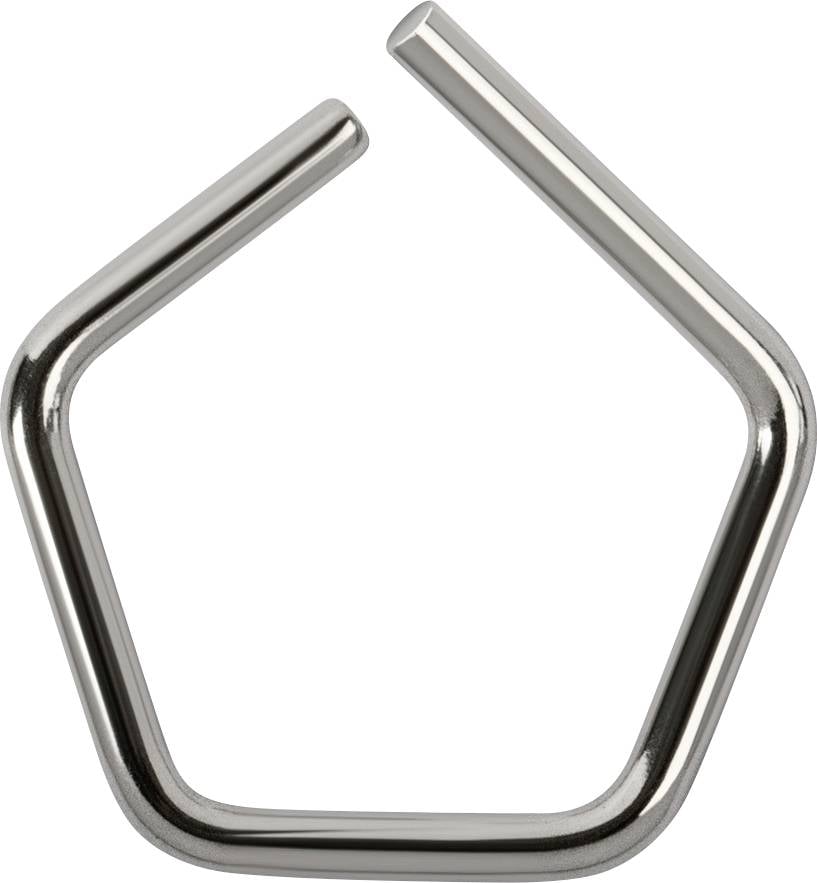 Srebrni komad metala u obliku nepotpunog petokuta otvorenih krajeva, na bijeloj pozadini.