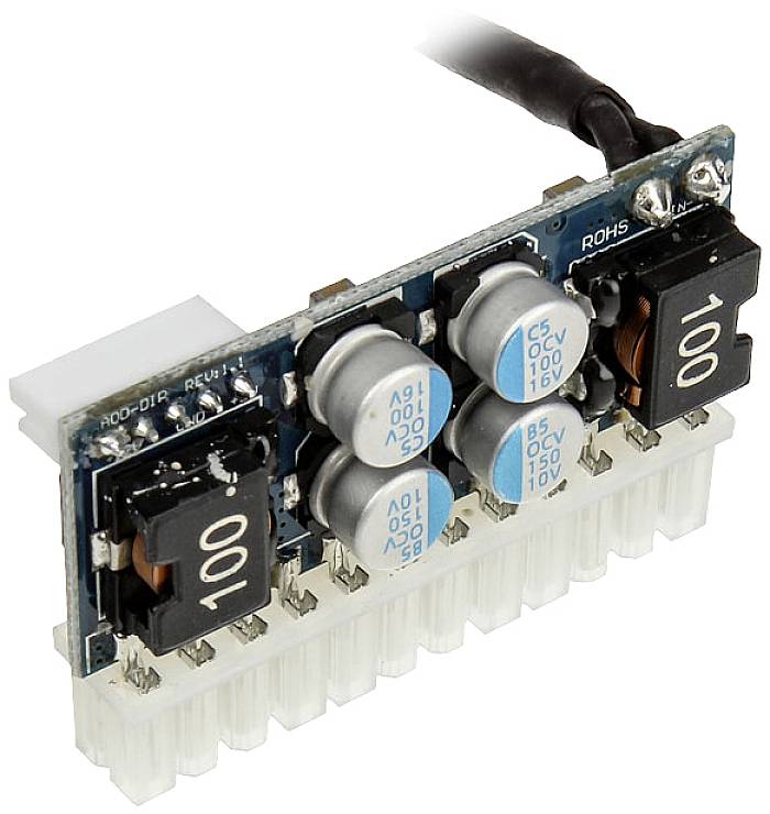 Elektronička tiskana pločica s više kondenzatora, zavojnica i kompleksnim priključnim konektorom, korištena u tehničkim uređajima.